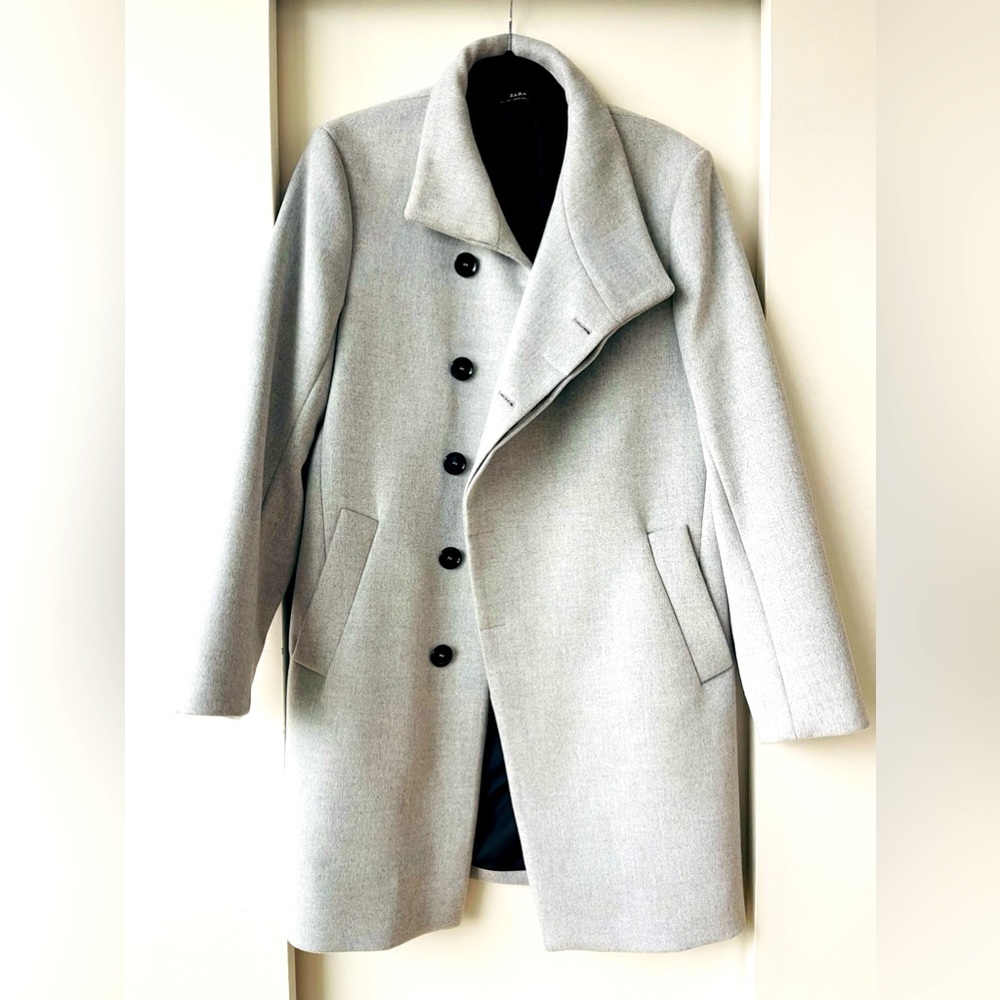 ZARA Men’s (worn twice) winter coat. Gorgeous grey, clean fit. Size Large.